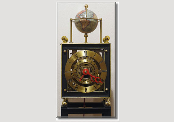 aus eigener Herstellung, antikes französisches Uhrwerk, Schlag auf Bronze-Glocke, Datumsanzeige, Anzeige des Meridian durch den sich drehenden Globus, Maße: 16x10x170cm